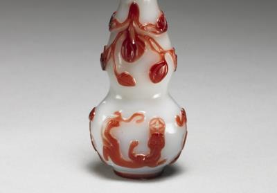 图片[2]-Red overlay glass snuff bottle in the shape of a gourd.-China Archive